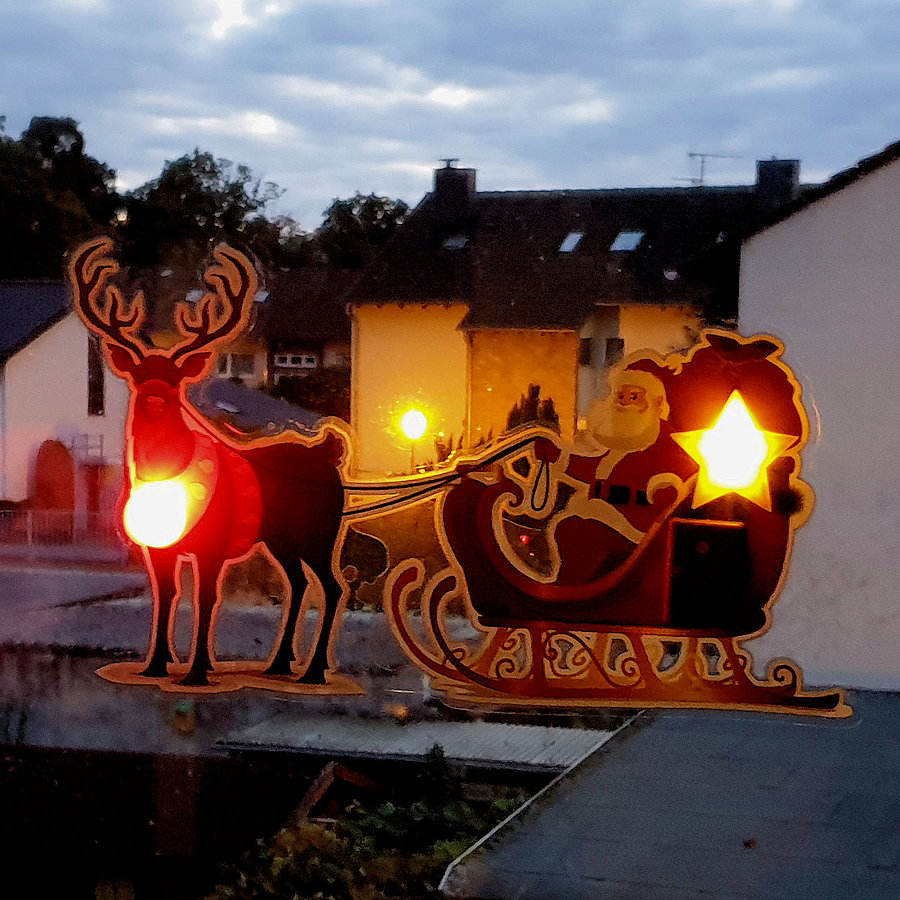 STATIX LED-Folien-Fensterbild Weihnachtsmann mit Rentier-Schlitten-Gespann Santa Sleigh, 1 gelbe und 1 rote Flacker-LED, Batteriebetrieb