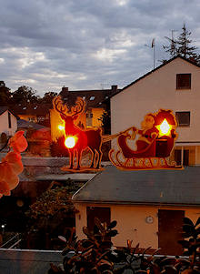 STATIX LED-Folien-Fensterbild Weihnachtsmann mit Rentier-Schlitten-Gespann Santa Sleigh, 1 gelbe und 1 rote Flacker-LED, Batteriebetrieb